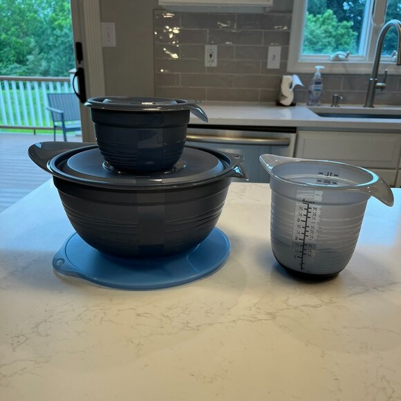 New Never Used Tupperware Mixing Bowls and Measuring Cup Set - Picture 14 of 16